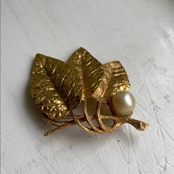(CLOSET CLOSING FINAL SALE) Lovely Vintage Pearl Gold Leaf Brooch - Picture 2 of 5